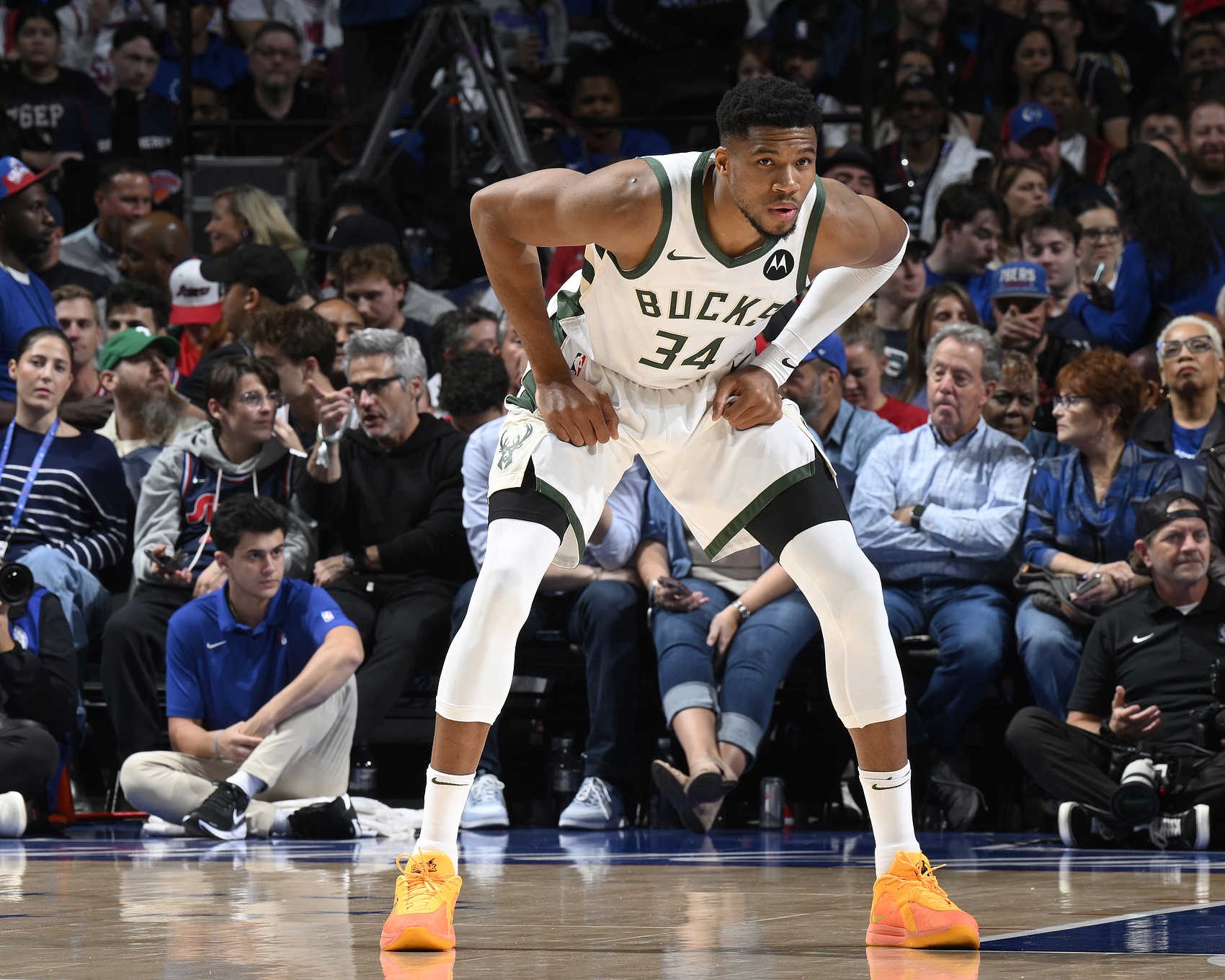 NBA常规赛直播：字母哥22中17空砍37分，助雄鹿带不动！